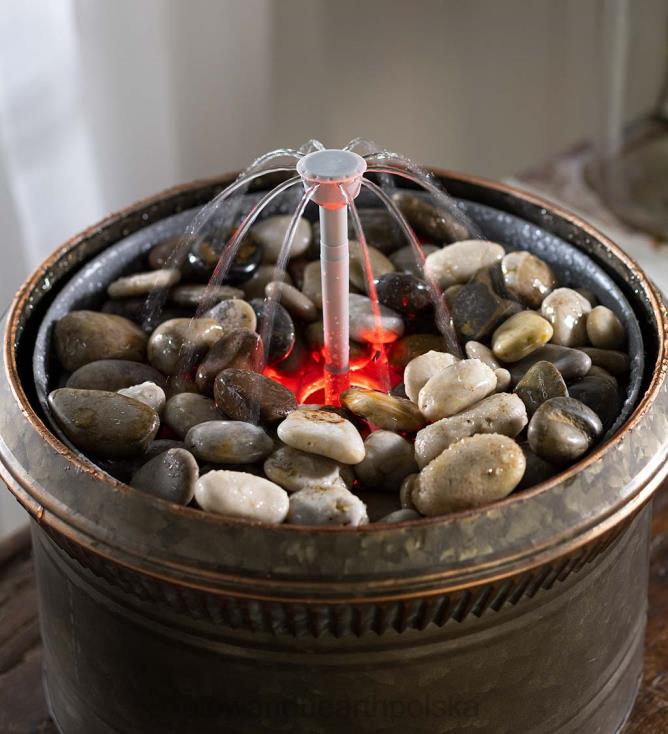 Plow & Hearth Inteligentny, bezprzewodowy, akumulatorowy zestaw fontanny Hydraia z funkcją ładowania 02XR691 podwórko i ogród