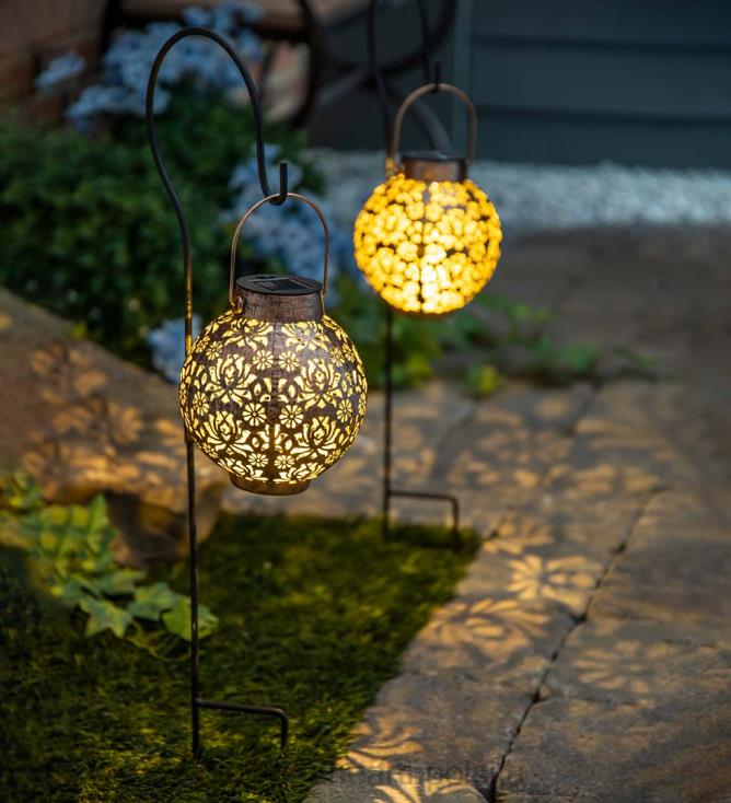 Plow & Hearth mini latarnie słoneczne z wycięciami, zestaw 2 sztuk - brąz 02XR6484 podwórko i ogród